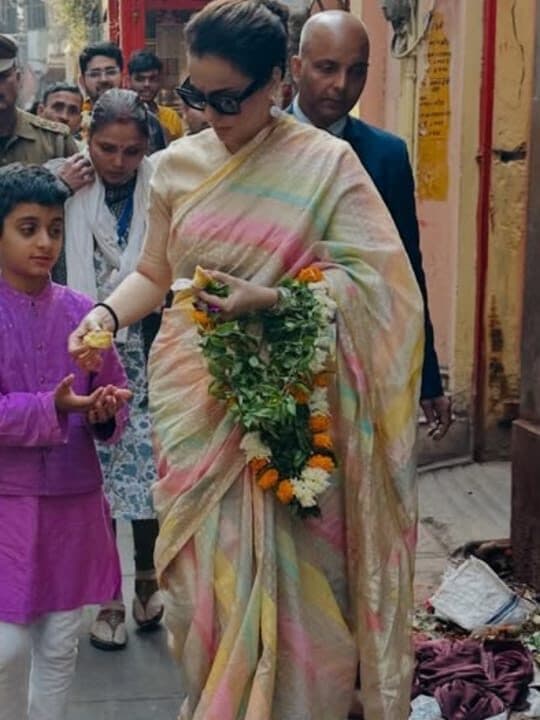 Kangana Ranaut wearing the rangkat saree, carrying a marigold garland
